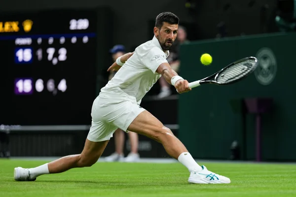 Djokovic vence em Xangai e quebra recorde histórico de Federer