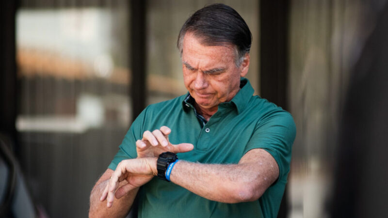 Bolsonaro pede a Moraes para receber barbeiro em casa