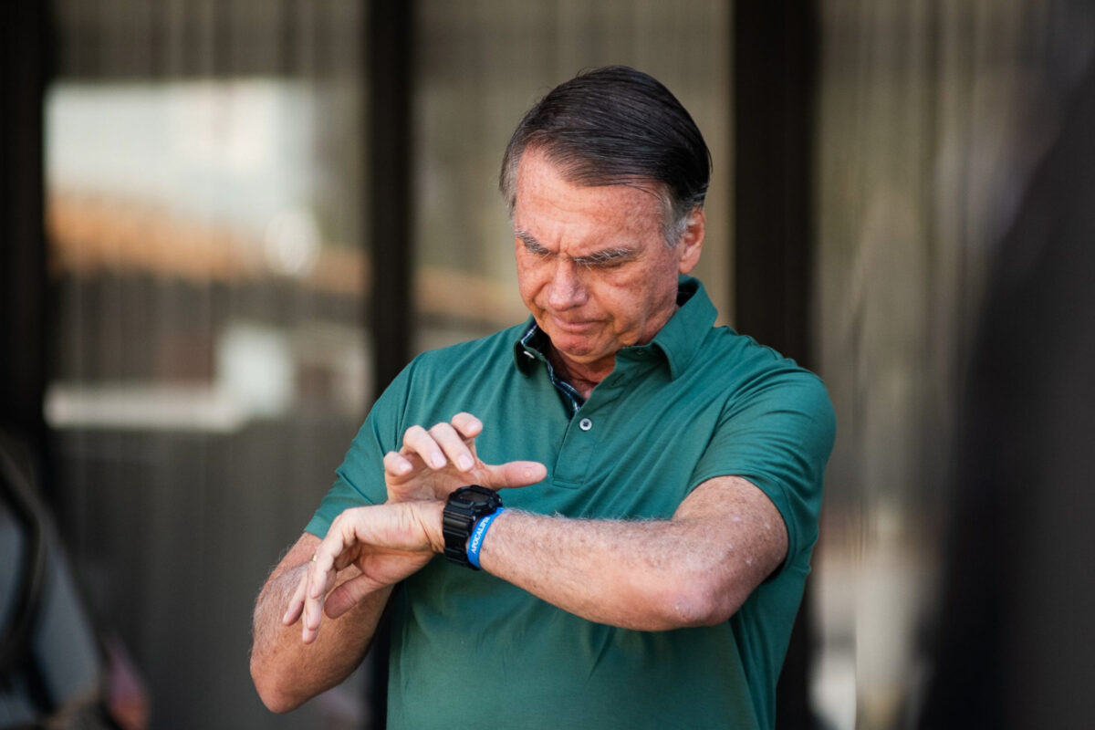 Bolsonaro pede a Moraes para receber barbeiro em casa