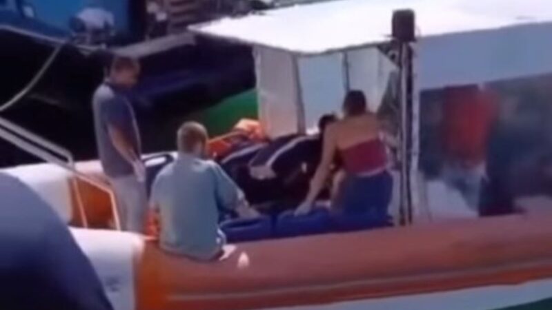 Embarcação com 21 pessoas naufraga em Angra dos Reis (RJ). Vídeo