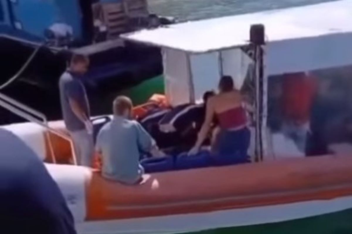 Embarcação com 21 pessoas naufraga em Angra dos Reis (RJ). Vídeo