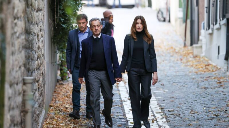 Quem é Carla Bruni, cantora e ex-modelo casada com Nicolas Sarkozy