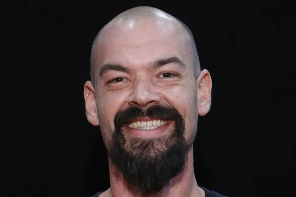 Apresentador descobre ao vivo que a esposa armou plano para matá-lo