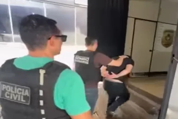 Engenheiro é preso após tentar matar ex-mulher com tiro de espingarda