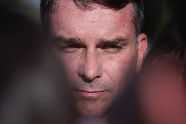 Por orientação de advogados, Bolsonaro não dará entrevistas, diz filho