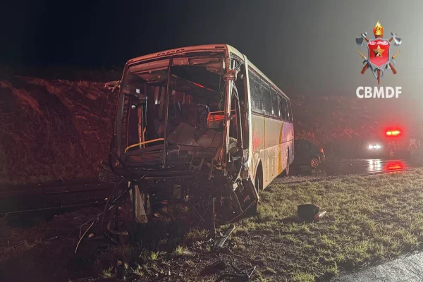 Grave acidente entre três veículos deixa 15 pessoas feridas no DF