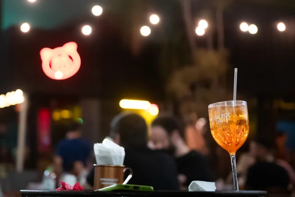 Frequentadores de bares do DF relatam preocupação com risco de metanol