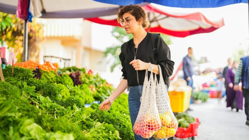 Intenção de consumo das famílias cai pelo 3º mês seguido em outubro