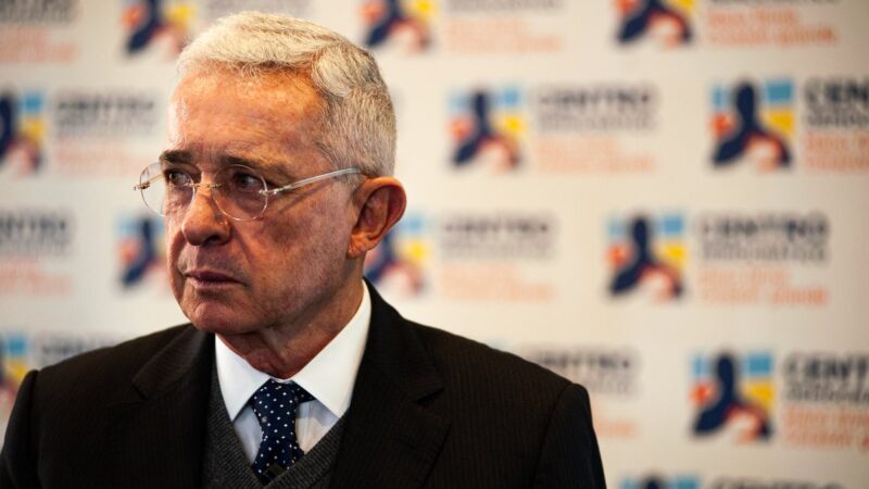 Justiça da Colômbia revoga prisão do ex-presidente Álvaro Uribe