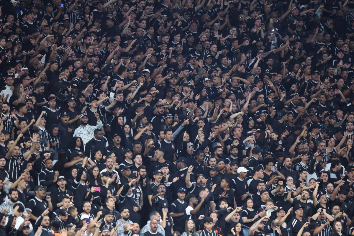 Vídeo: torcida do Corinthians comemora título da Libertadores feminina
