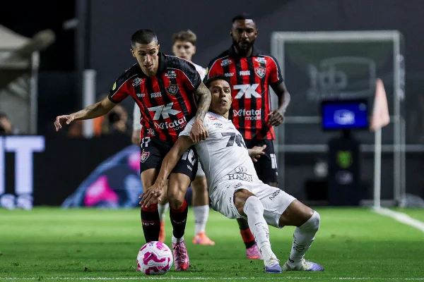 Vitória vence Santos na Vila e incendeia luta contra o rebaixamento