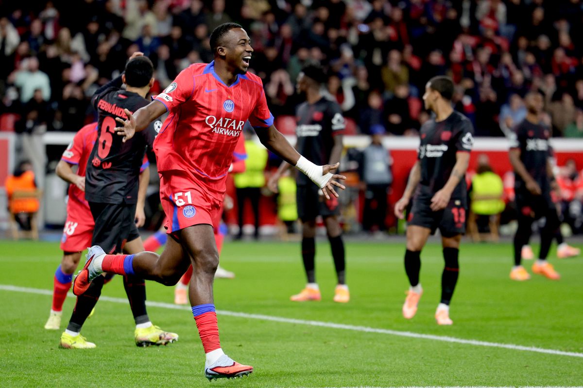 PSG goleia Leverkusen na Alemanha e assume liderança