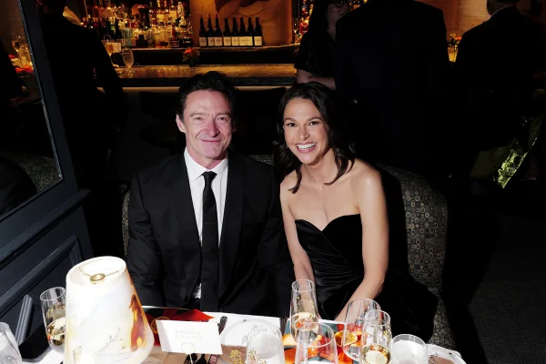 Quem é Sutton Foster, atriz e pivô da separação de Hugh Jackman