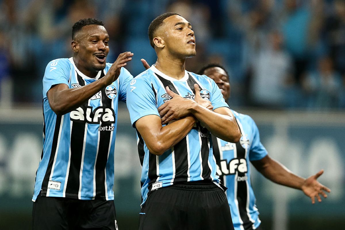 Com um gol em cada tempo, Grêmio vence São Paulo pelo Brasileirão