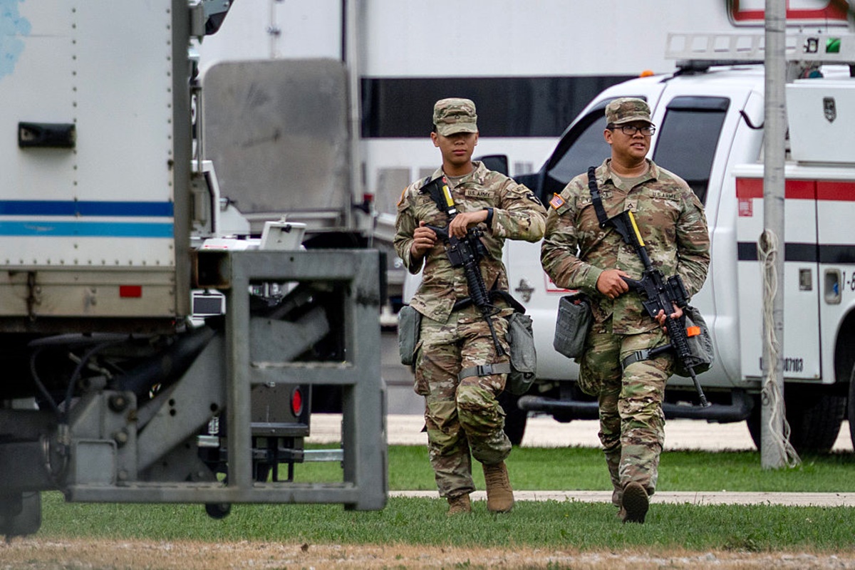 Guarda Nacional chega a Chicago; para Trump, prefeito deve ser preso