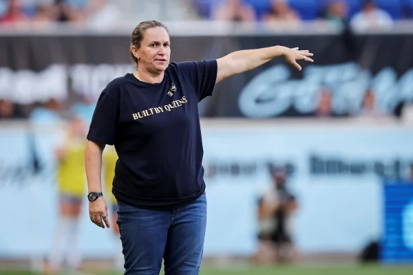 Ex-Arsenal admite seguir conselhos do ChatGPT em campo; entenda