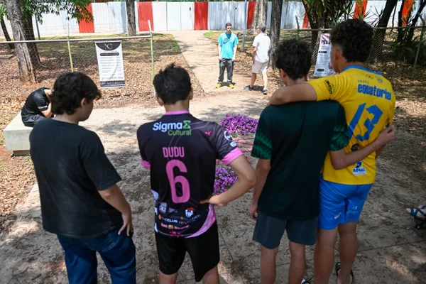 “Isaac vive”: consternados, amigos homenageiam estudante assassinado