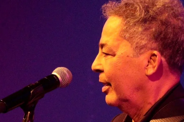 Cantor Hyldon recebe alta após internação por mal súbito