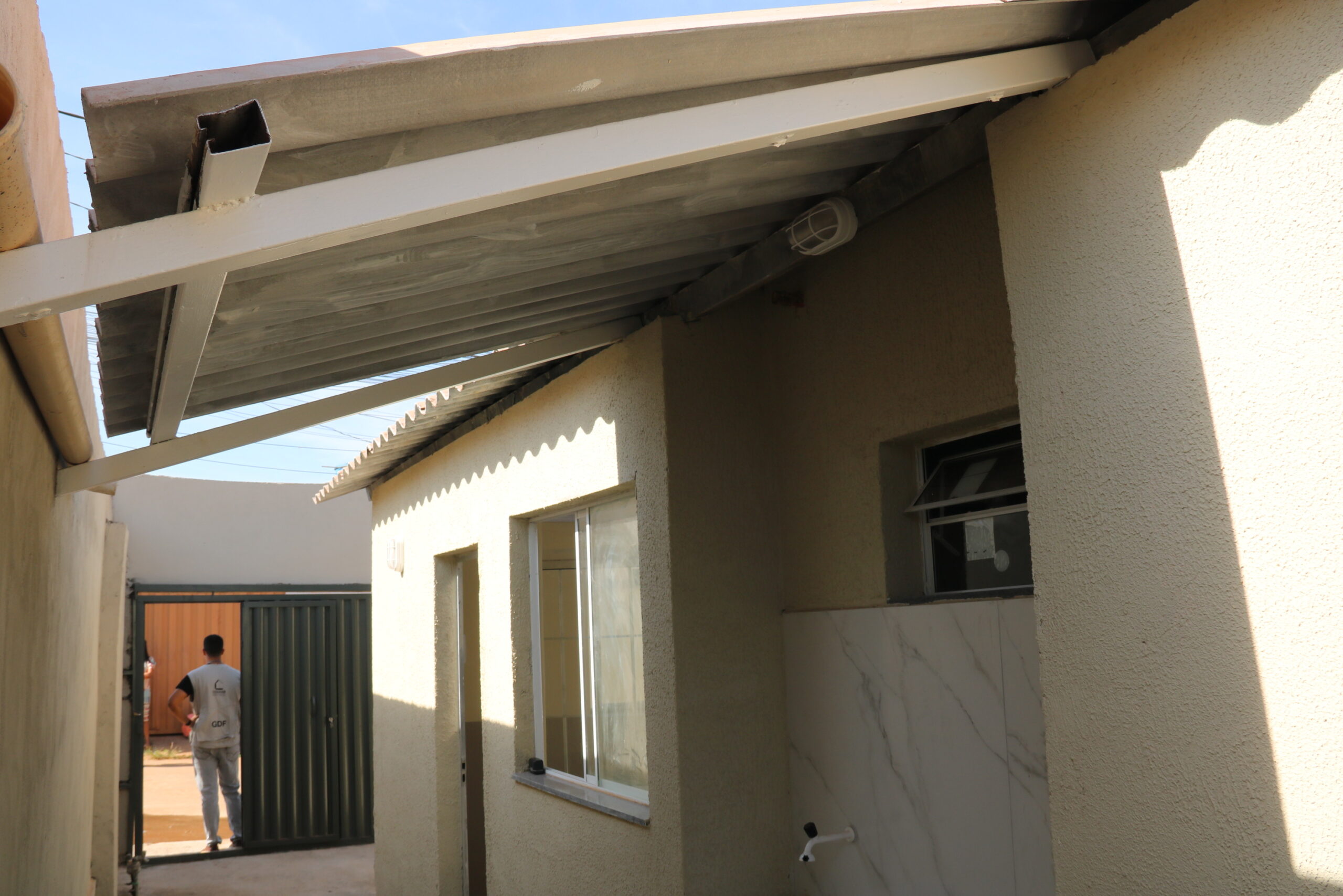 Duas moradoras da Estrutural recebem casas pelo Programa Melhorias Habitacionais