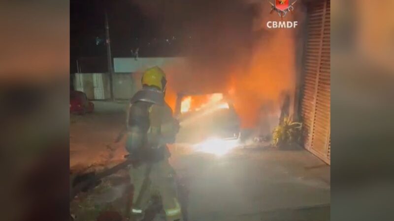 carro em chamas mobiliza bombeiros no Distrito Federal