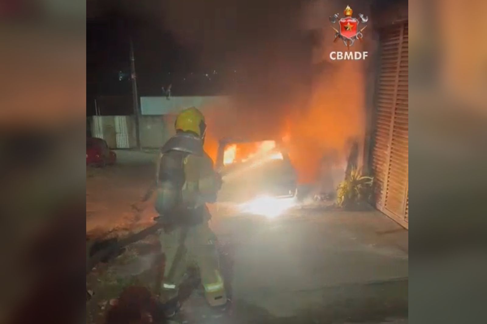 carro em chamas mobiliza bombeiros no Distrito Federal