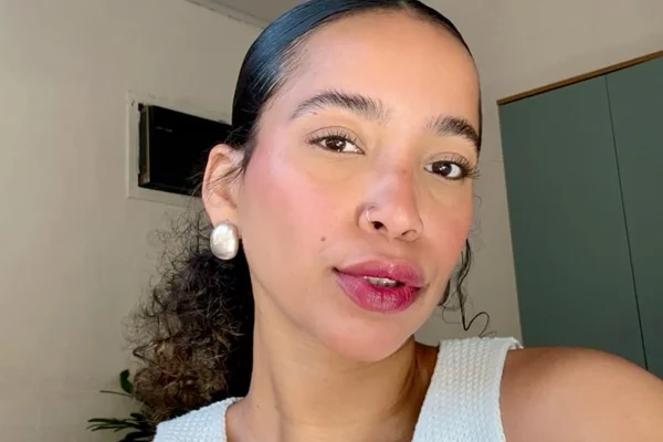 Influencer teve medo de ser julgada por aborto após sofrer hemorragia