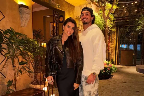 Namorada de Gabriel Medina confirma gravidez após post do surfista