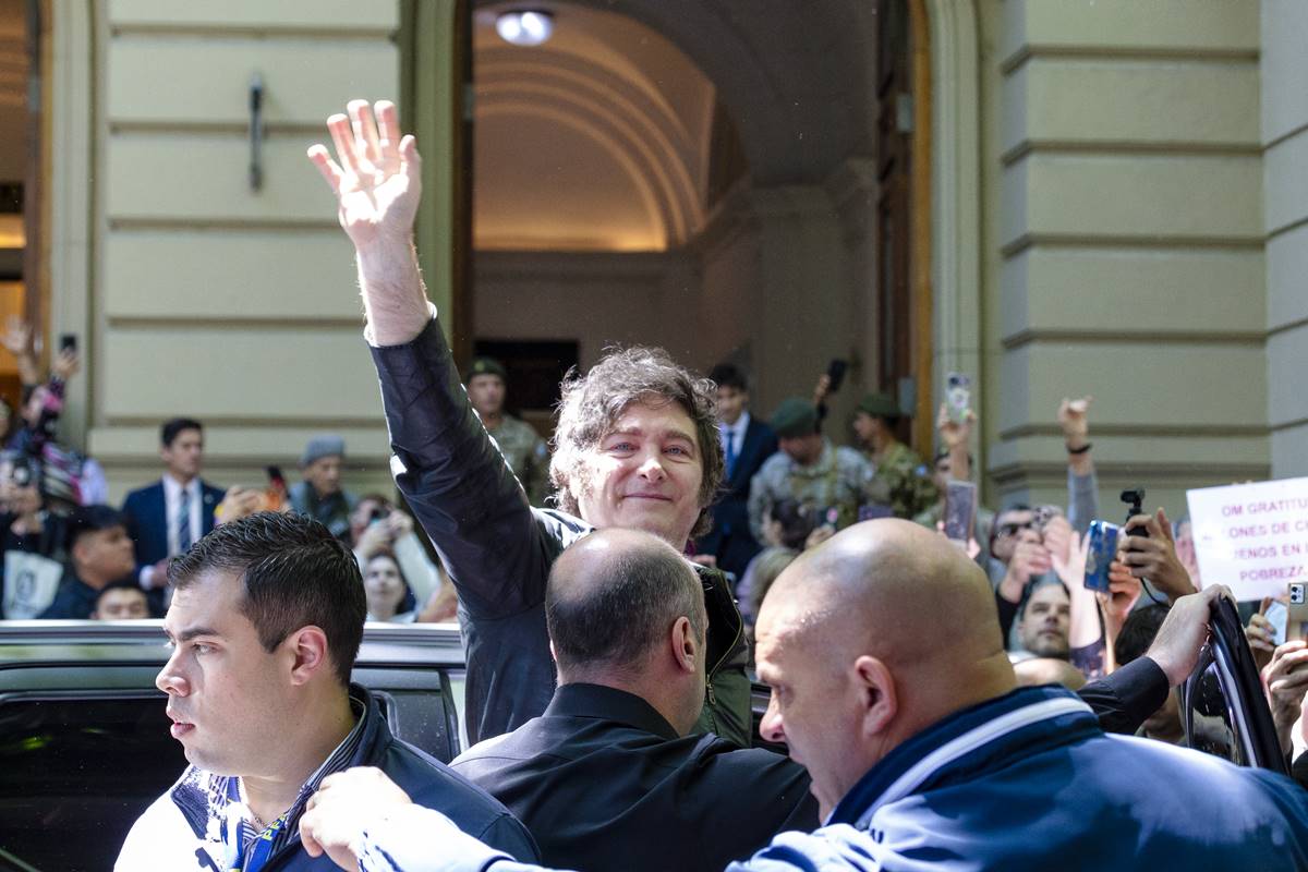 Milei tem vitória nas urnas na Argentina e amplia bancada legislativa