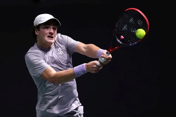 João Fonseca vence de virada na estreia do Masters 1000 de Paris