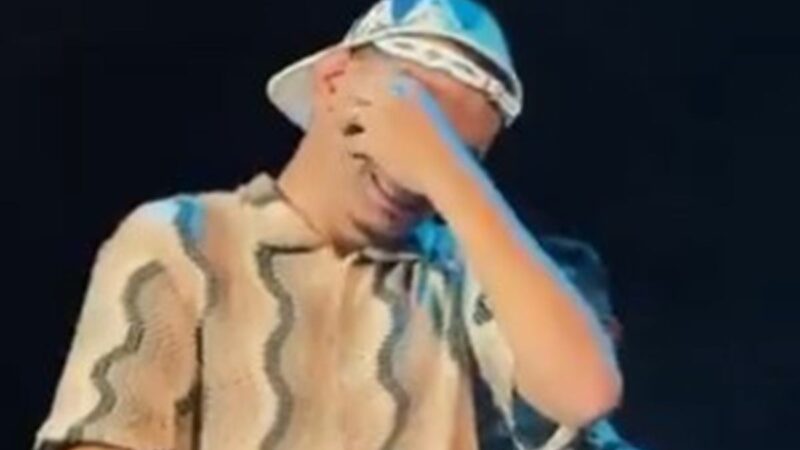 João Gomes chora ao reecontrar professora durante show