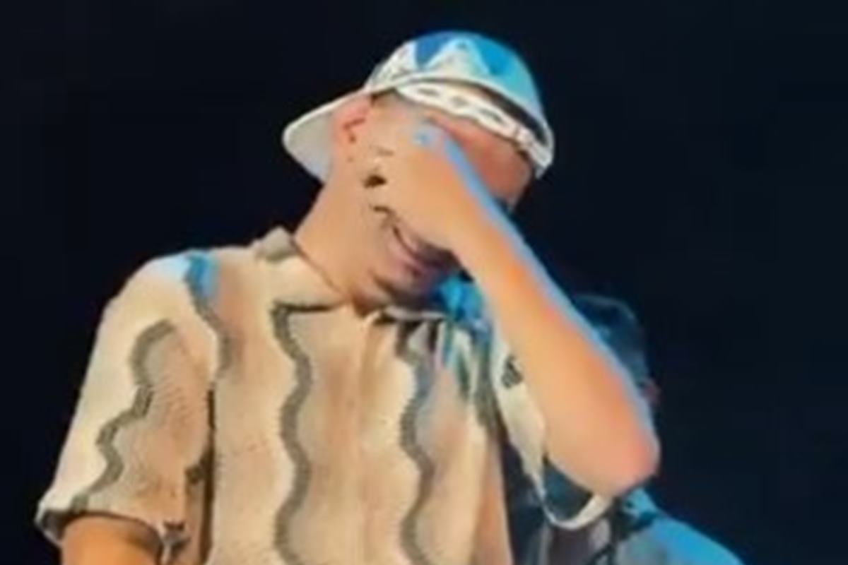 João Gomes chora ao reecontrar professora durante show