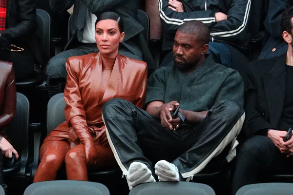 Kim Kardashian desabafa e culpa Kanye West por aneurisma cerebral