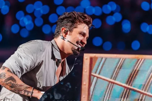 Luan Santana passa sufoco no palco e web detona atitude do cantor