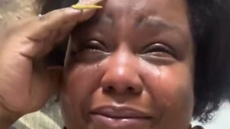 MC Carol aparece aos prantos e desabafa sobre ataques racistas