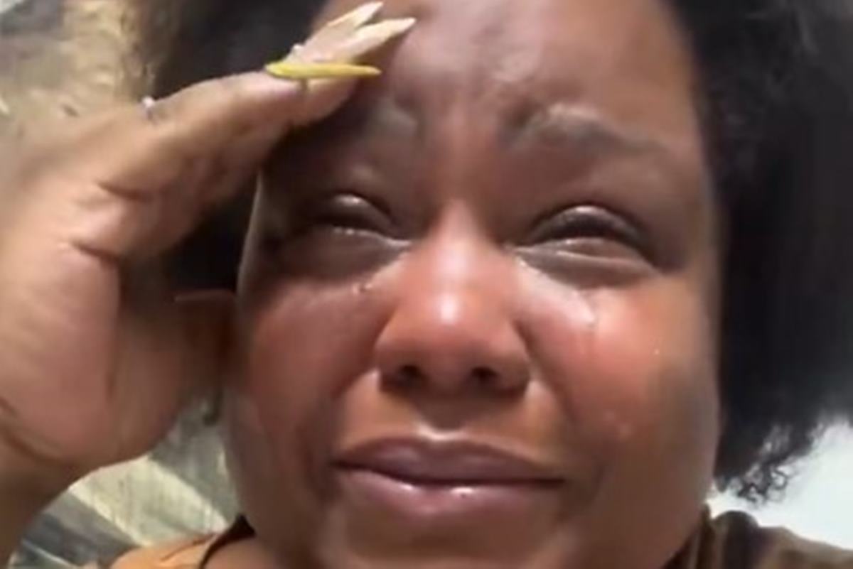 MC Carol aparece aos prantos e desabafa sobre ataques racistas