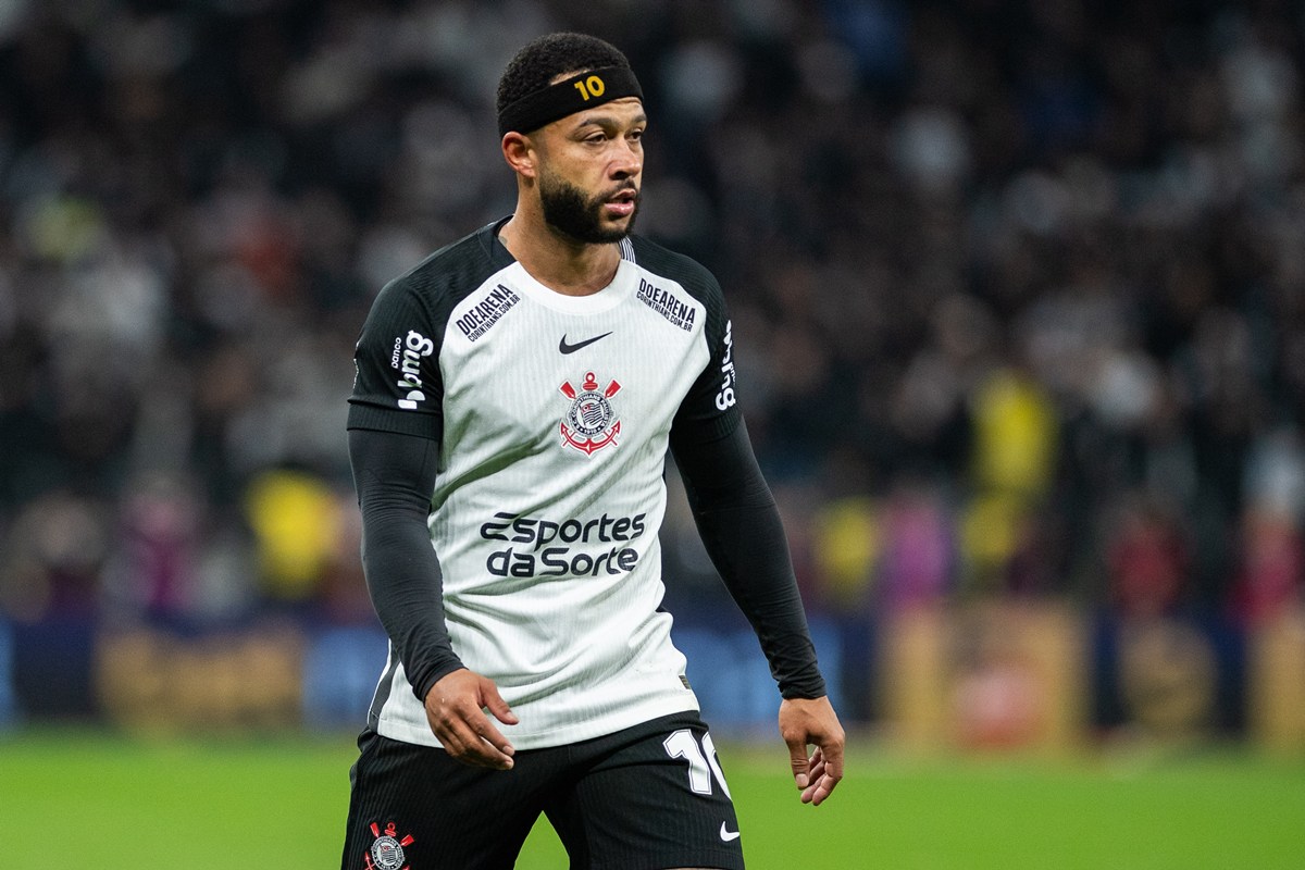 Depay falta em treino do Corinthians após não conseguir deixar o RJ