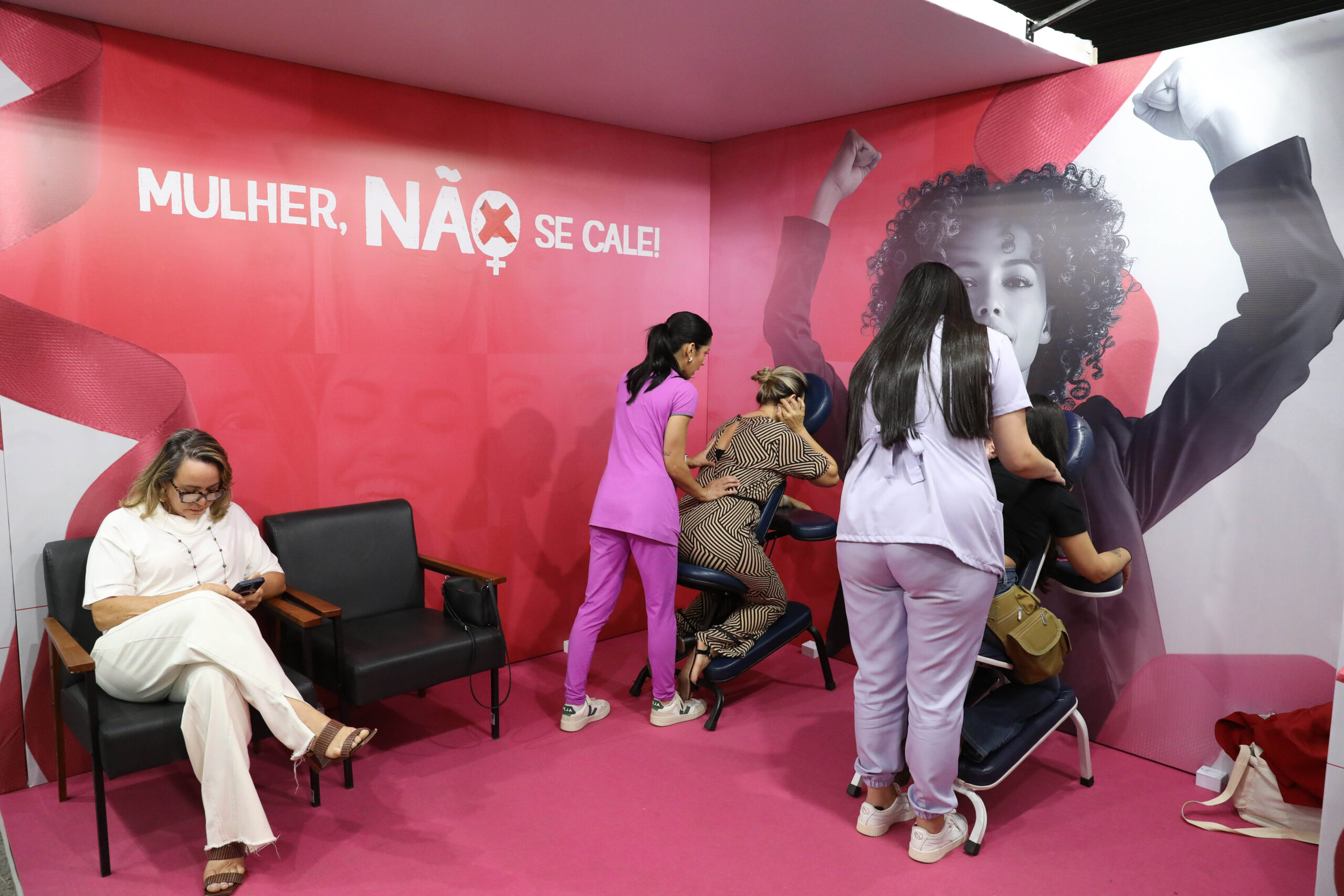 Projeto Mulher, Não se Cale! promove ação na Praça do Relógio para conscientizar sobre violência de gênero