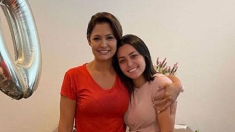 Enteada de Bolsonaro tem celular roubado em SP, afirma Michelle