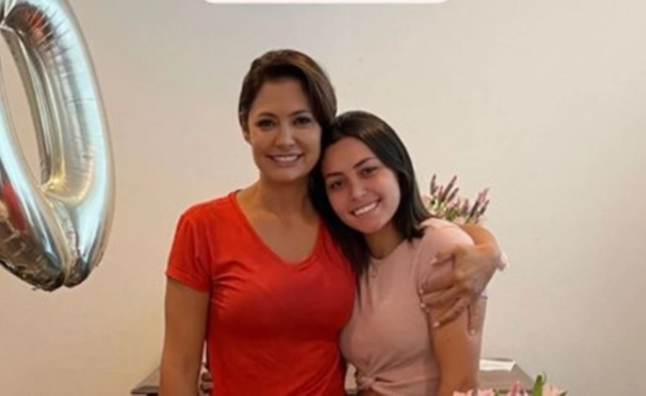 Enteada de Bolsonaro tem celular roubado em SP, afirma Michelle