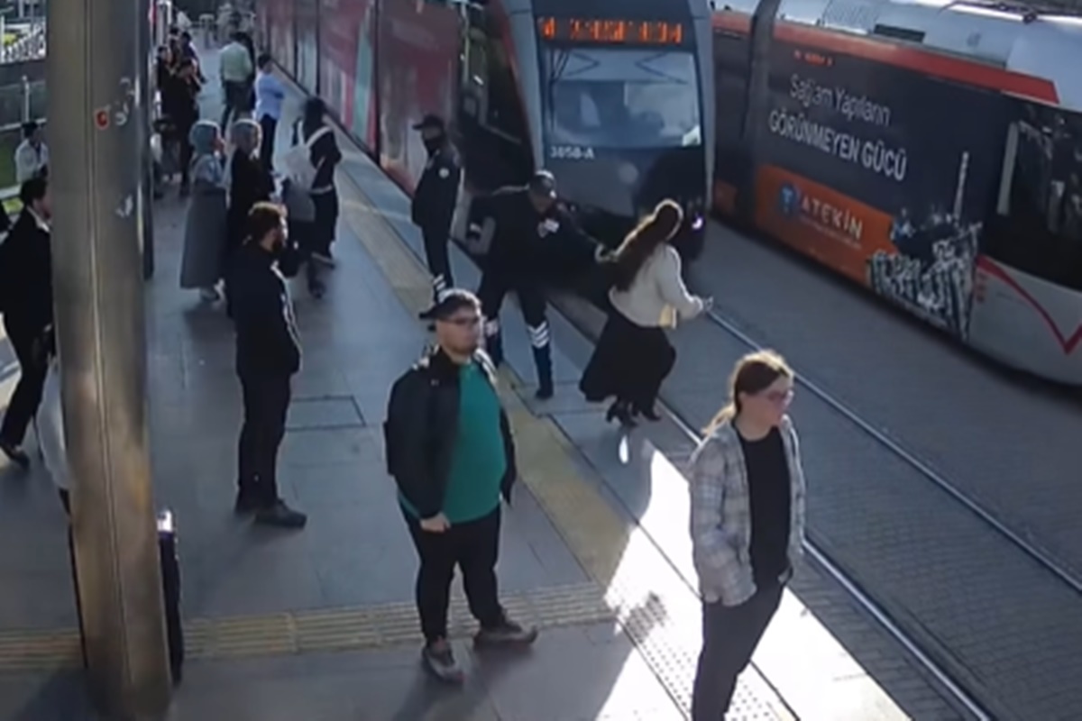 mulher escapa de ser atropelada por trem na Turquia. Vídeo