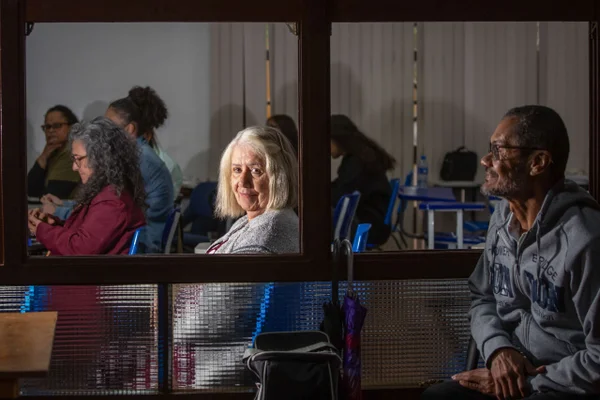 Aos 80 anos, aluna da UnB leva marido com Alzheimer para as aulas