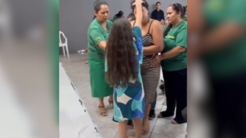 Pastora mirim repercute após tirar “demônio” de mulher: “Sai, satanás”