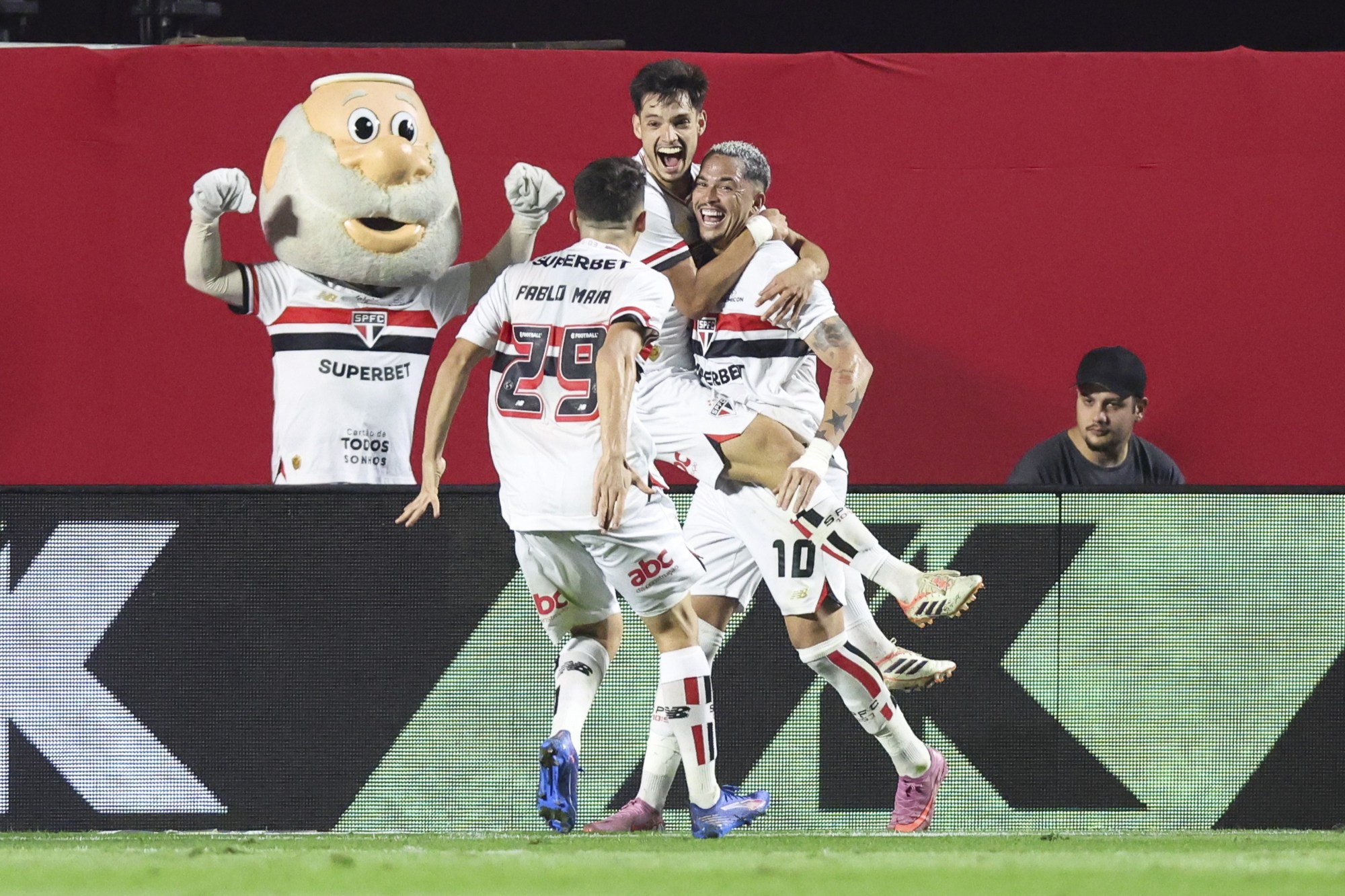 Estrela de Luciano brilha e São Paulo vence Bahia pelo Brasileirão