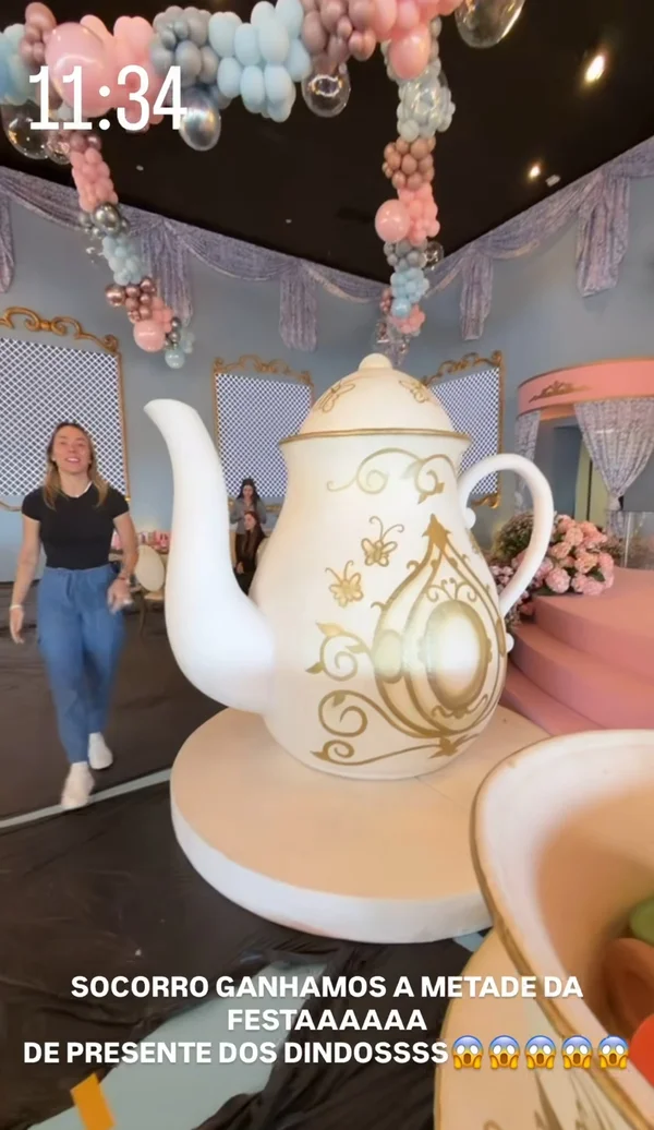 Familiares de Vini Jr. chegam à festa de Maria Flor com Virginia