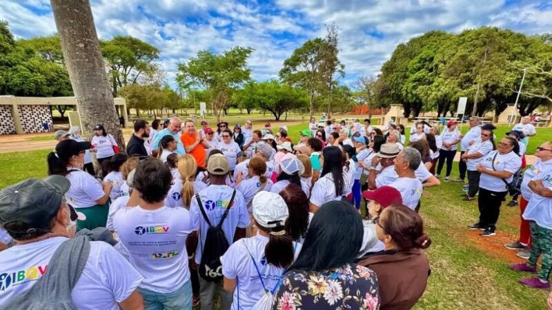 Saúde e Animação no Parque: Deputado Júlio Cesar Ribeiro Participa de Caminhada com Idosos