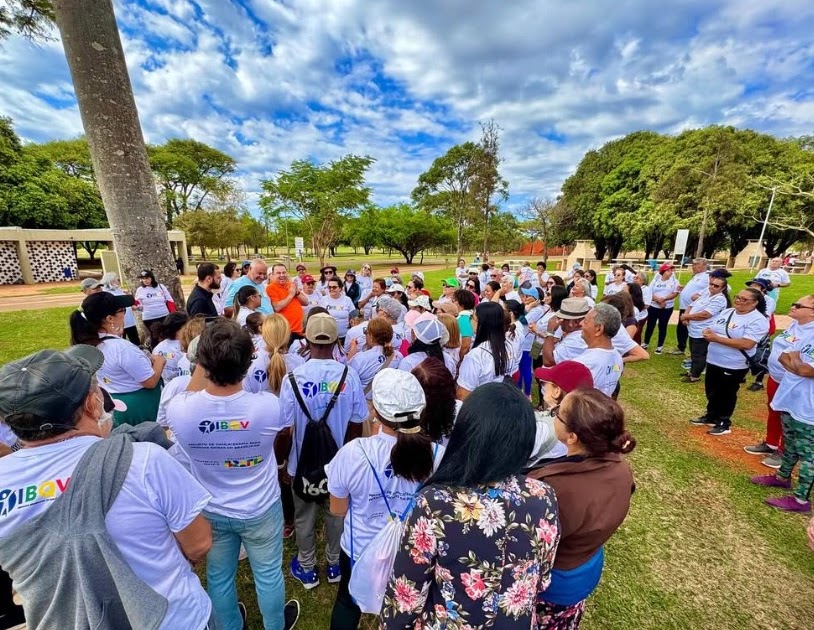 Saúde e Animação no Parque: Deputado Júlio Cesar Ribeiro Participa de Caminhada com Idosos