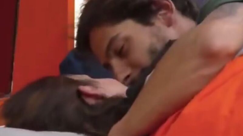 Shia Phoenix quase beija Michelle Barros em A Fazenda 17