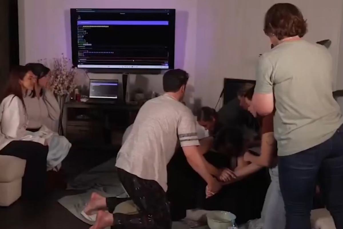 Streamer polemiza ao transmitir parto ao vivo para 700 mil pessoas