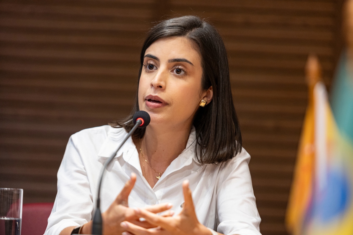 Prioriza valorização salarial dos professores