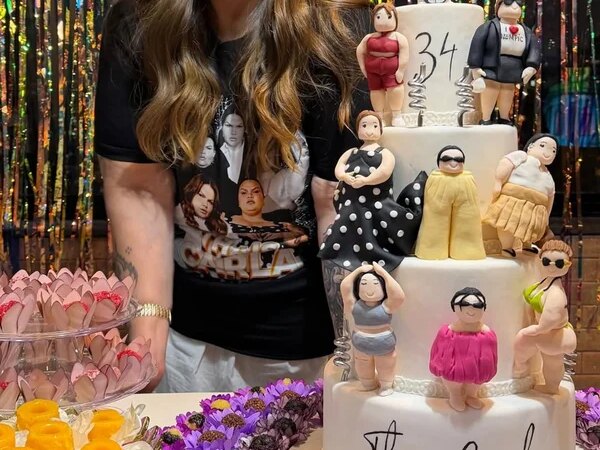 Thais Carla reage a bolo de aniversário personalizado: “Chocada”
